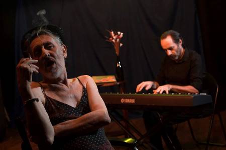 Ribondi e João Lucas, juntos no palco. "Tudo nesse novo espetáculo a 4 mãos e dois corpos transpira teatro autêntico". (Foto: Michael Melo)