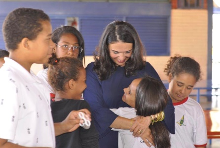Há quinze anos, anualmente e por três meses, Júlia Baptista conversa com alunos das escolas públicas da Ceilândia sobre a importância da expressão artística, do patrimônio histórico e, sobretudo, da necessidade de cada um aprender a perseguir seus sonhos e a resistir às limitações que a vida impõe.