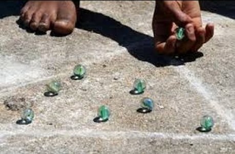 “O estrangeiro veio se aproximando, de longe e aos poucos, com rodeios, feito fera covarde que espreita o terreno para devorar os mais fracos. Dito e feito. Ele escolheu sua presa e sem razão alguma chutou as bolinhas de gude do Manézinho.”