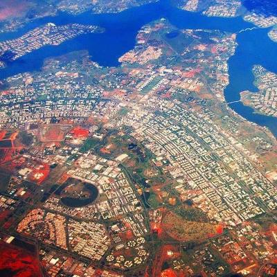 Lúcio Costa, no documento “Brasília Revisitada” (1987), já propunha o fim do uso comercial exclusivo na zona central de Brasília. Em 2016, a Portaria nº 166, do Iphan, retirou os entraves legais. Uma nova urbanidade deve se instalar ampliando a oferta de habitação até 60m² 