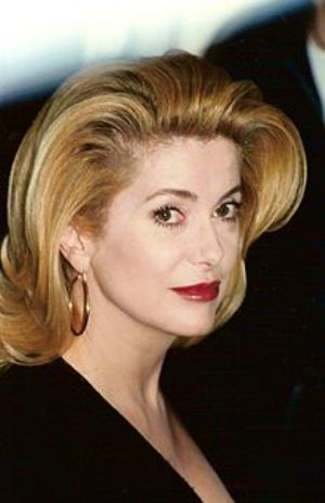 Atriz Catherine Deneuve assina manifesto, publicado no "Le Monde", em que acusa o feminismo de puritano e incitador de ódio contra os homens.