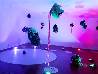 A mostra Biofilia, de Maria do Carmo Verdi, está exposta no espaço do Coletivo 2e1 no centro de São Paulo. 