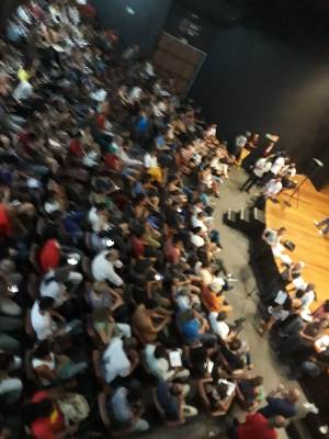 Centenas de artistas e produtores culturais foram ao Teatro Dulcina, em Brasília, para defender o Fundo de Apoio à Cultura. Dois distritais, um deles líder do governo estavam lá. Falta o GDF respeitar a lei e o direito à cultura.