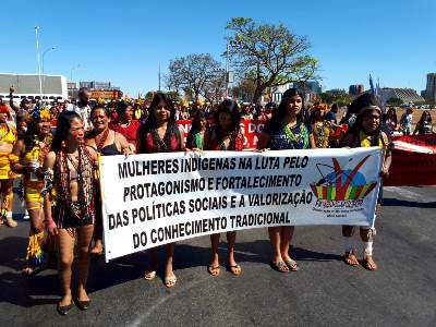Maria Lúcia Verdi: "As mulheres indígenas chegam como uma onda de energia e força irradiante, com seus corpos coloridos, seus cantos e danças."