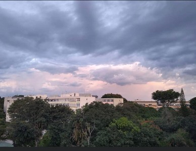 Brasília, mais um ano… a cada novo aniversário, a cidade inventada vai se tornando mais orgânica. Como dizia seu criador, abandona a redoma e deixa de ser “flor de estufa”. (Foto: Marília Panitz)
