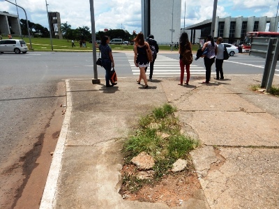 Calçadas esburacadas, pedestre prejudicado