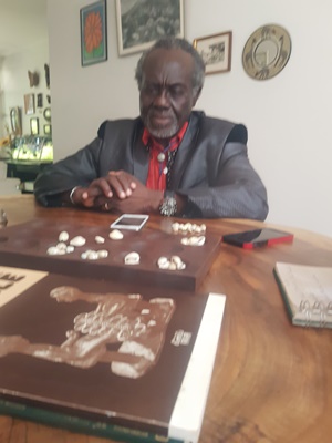 Muleka (Foto-Lourdes Teodoro): "A mídia internacional pertence às potências e às multinacionais que exploram os países do Terceiro Mundo. Todo líder que combate a dominação estrangeira é tratado pela mídia como um ditador".