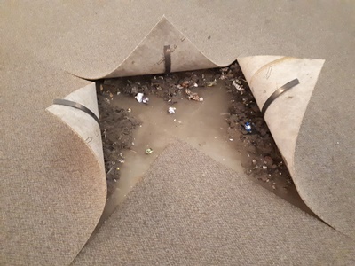 Obra de Christus Nóbrega executada no piso do Museu Honestino Guimarães: Chão com poeira sob o tapete