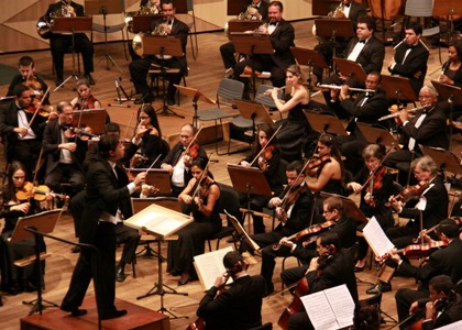 A OSTNCS é regida pelo maestro Cláudio Cohen