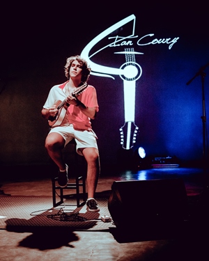 Ian Coury já tocou junto com grandes instrumentistas como Armandinho Macedo, Nélson Faria, Hamilton de Holanda, Fernando César e Toninho Horta
