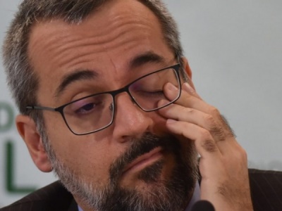 Weintraub foi considerado possuidor de "completa falta de educação e de respeito à democracia", além de "incompetente".