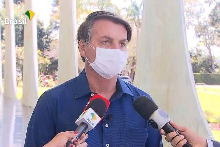 Presidente Jair Bolsonaro anuncia que exame deu positivo e que está com Covid-19, mas não mostra o laudo. (Foto: Reprodução TV Brasil)