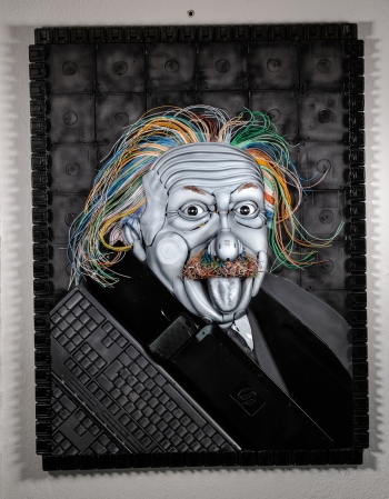 Jota Azevedo expõe obras criadas com sucata tecnológica que reproduzem rostos de personalidades como Albert Einstein, Steve Jobs, Nicola Tesla e Alan Turing
