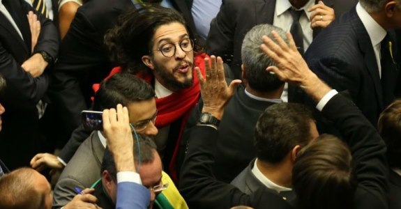O histórico gesto de Jean Wyllys é lembrado hoje como uma vontade contida dos brasileiros.