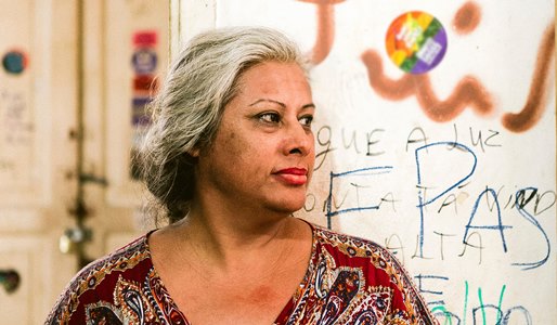 No documentário, Indianara se apresenta como puta, travesti, vegana e militante, e também como a última mãe dos desvalidos que trabalham nas ruas do Rio de Janeiro. Na Casa Nem, todos se unem. Alguns aprendem a ler.
