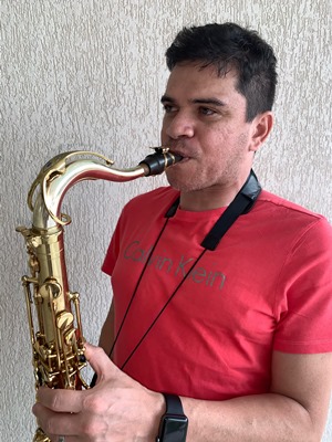Os amigos chamam Ademir Júnior de camaleão por ele transitar em vários estilos