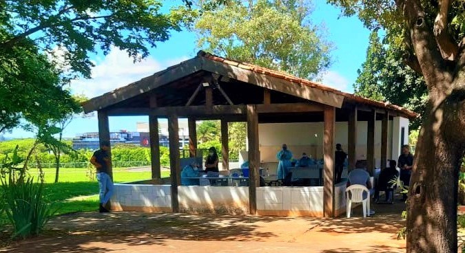 Os testes são feitos em um barracão naturalmente ventilado, situado na parte de trás do pavilhão da entrada do Posto de Saúde (Fotos: Maya Lima e Ralph Gehre)