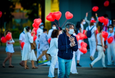 O diretor Hugo Rodas à frente das performances em defesa da vida, em Brasília. (Foto: Ichiro Guerra)