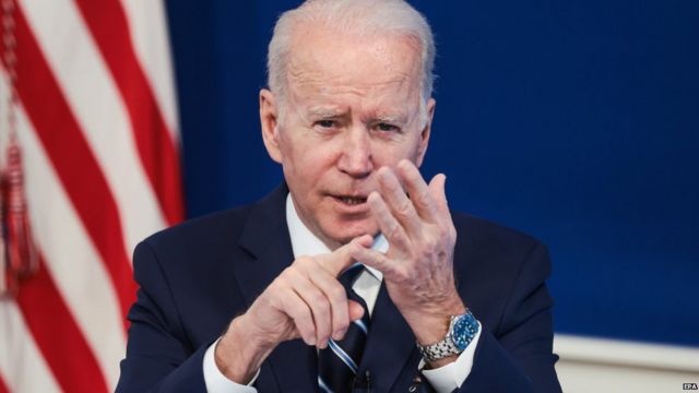 Memélia Moreira: “Eu se fosse Biden recolhia o trem de pouso e convidava seus países-satélites, França, Itália e Inglaterra, para esquiar na abundante neve que cobre parte do Hemisfério Norte”.