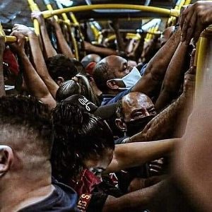 Foto de Yan Marcelo mostrando trabalhadores amontoados no VLT no Rio de Janeiro em plena pandemia assusta a população e exige providências.