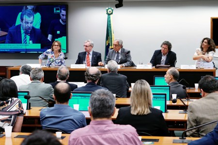 Durante audiência na Câmara, entidades entregaram documento com a assinatura de 80 mil pesquisadores