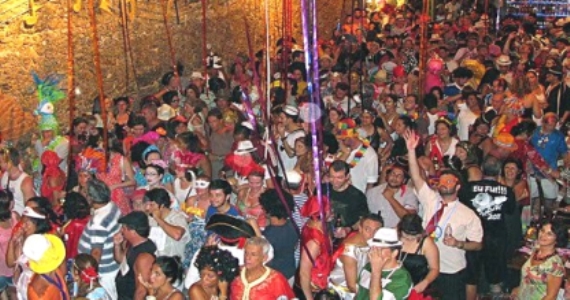 "Ninguém sabe dançar e nem há o que dançar, se você notou, as pessoas ficam dando voltas pelo salão e é isto o carnaval daqui"