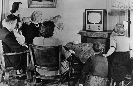 Todos na sala. Servido o café com pão de queijo, a televisão foi ligada. O prefeito girou o botão, como se fosse cortar a fita de alguma obra a ser inaugurada. De início, um ‘toin..nn..nnn’ e... Mas, que decepção!