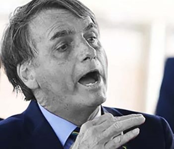 O ensandecido presidente Bolsonaro agride jornalistas todos os dias no "chiqueirinho" do Palácio da Alvorada. Humilhação tem limite, basta!.