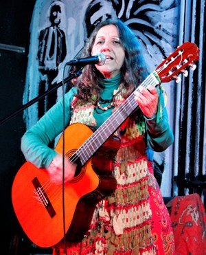 Maria Lúcia Verdi: "Abraçar Keilah Diniz no dia 15/10, no Clube do Choro de Brasília, será insistir na fé de um Brasil atemporal que resistirá a esses tempos bárbaros".