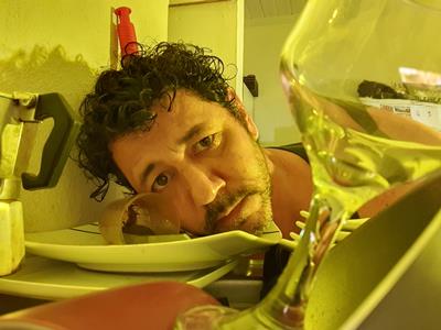 O ator Abaetê Queiroz diz que o desafio foi conceber novas possibilidades cênicas para construir a encenação utilizando diversas câmeras em um aplicativo de videochamada. “O monólogo nos dá muita independência para circular, apresentar e promover a peça." (Foto: Divulgação)